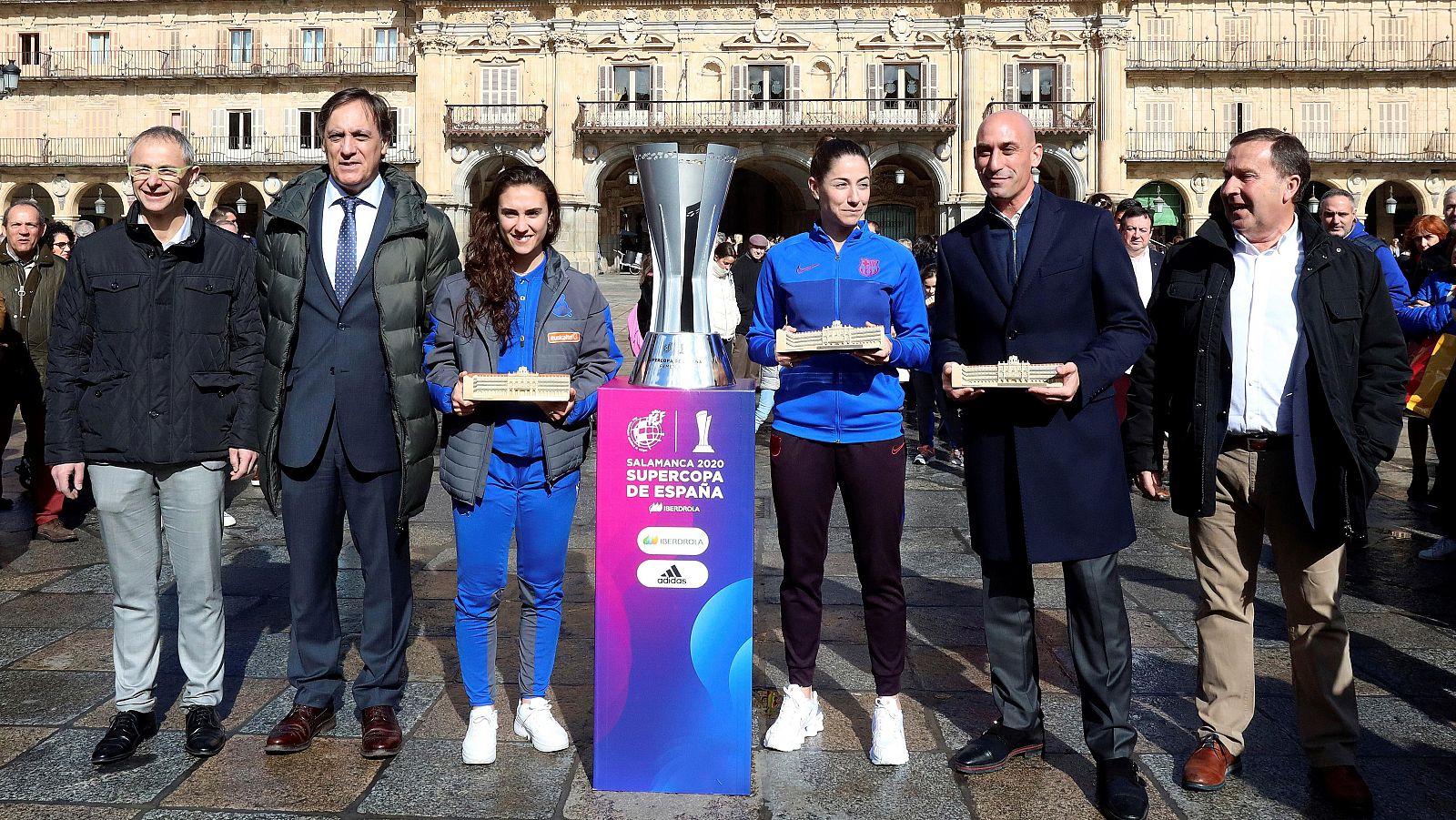 Las capitanas de Barça y Real Sociedad han posado en la plaza de Salamanca con la Supercopa | Ver