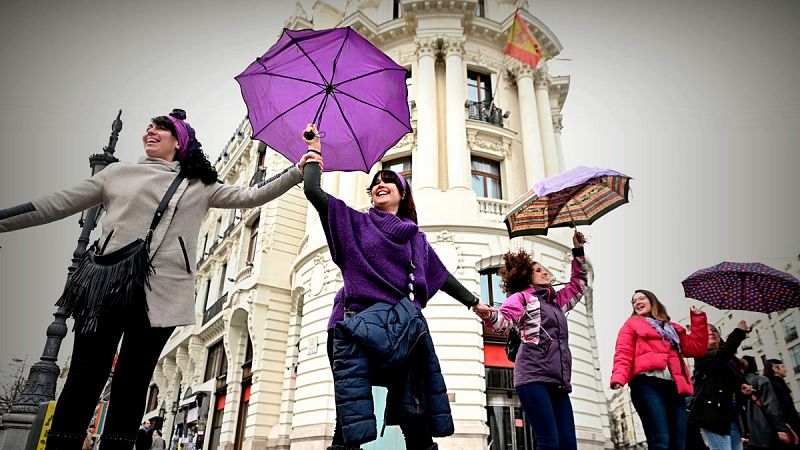 Miles de mujeres protagonizan una cadena feminista en Madrid a un mes del 8M