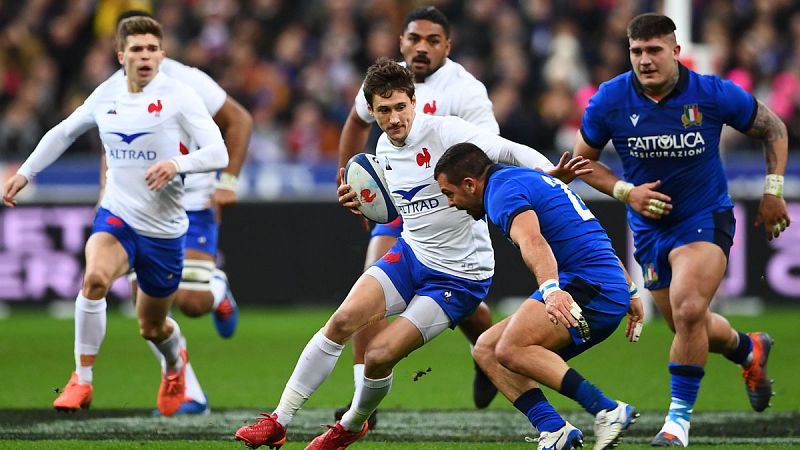 Francia gana a Italia con un juego a ráfagas y es líder