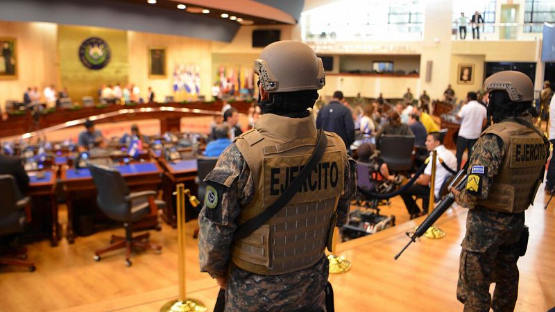 El presidente de El Salvador utiliza a los militares para amenazar al Congreso y provoca una crisis institucional