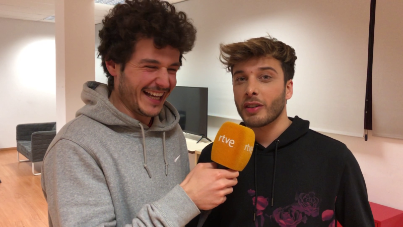 Blas Cant recibe el testigo de Eurovisin de la mano de Miki Nez