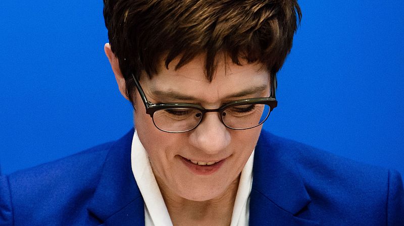 La sucesora de Merkel al frente de los conservadores no concurrirá a la Cancillería