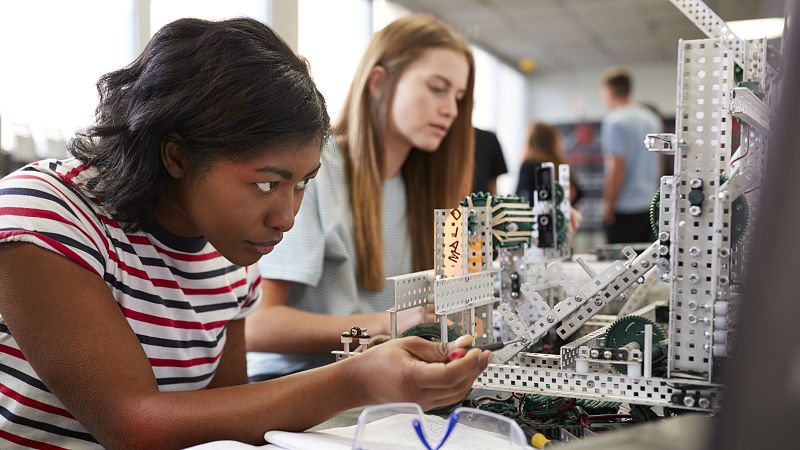 Mujeres, niñas y ciencia: una asignatura aún pendiente