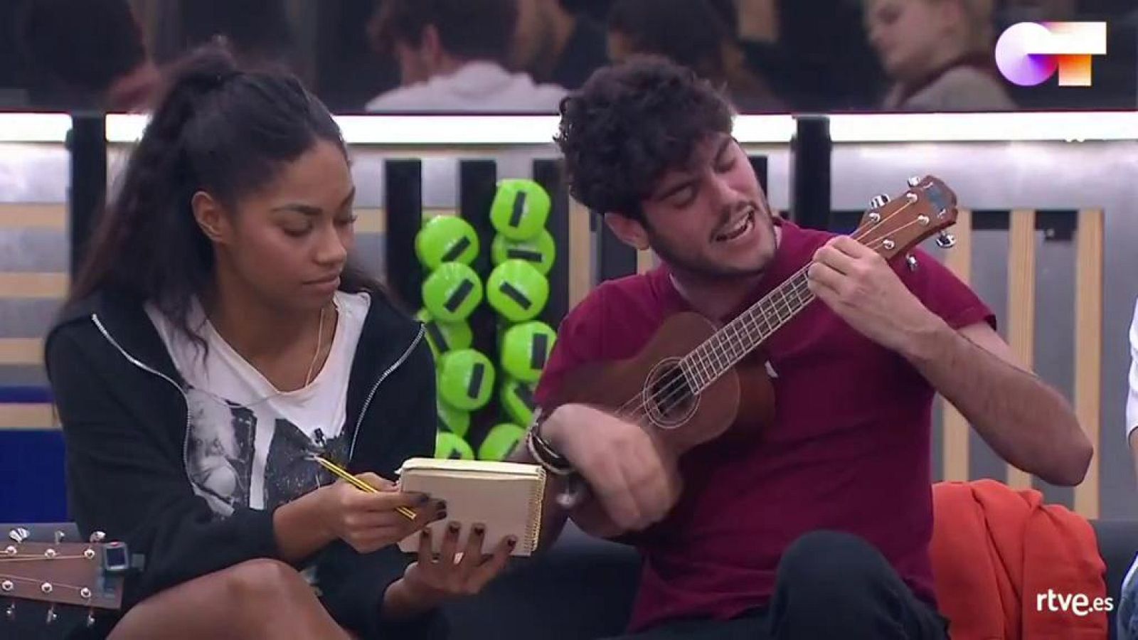 Rafa canta su tema "Callejuela" en clase de composición con Manu Guix en la Academia de Operación Triunfo 2020