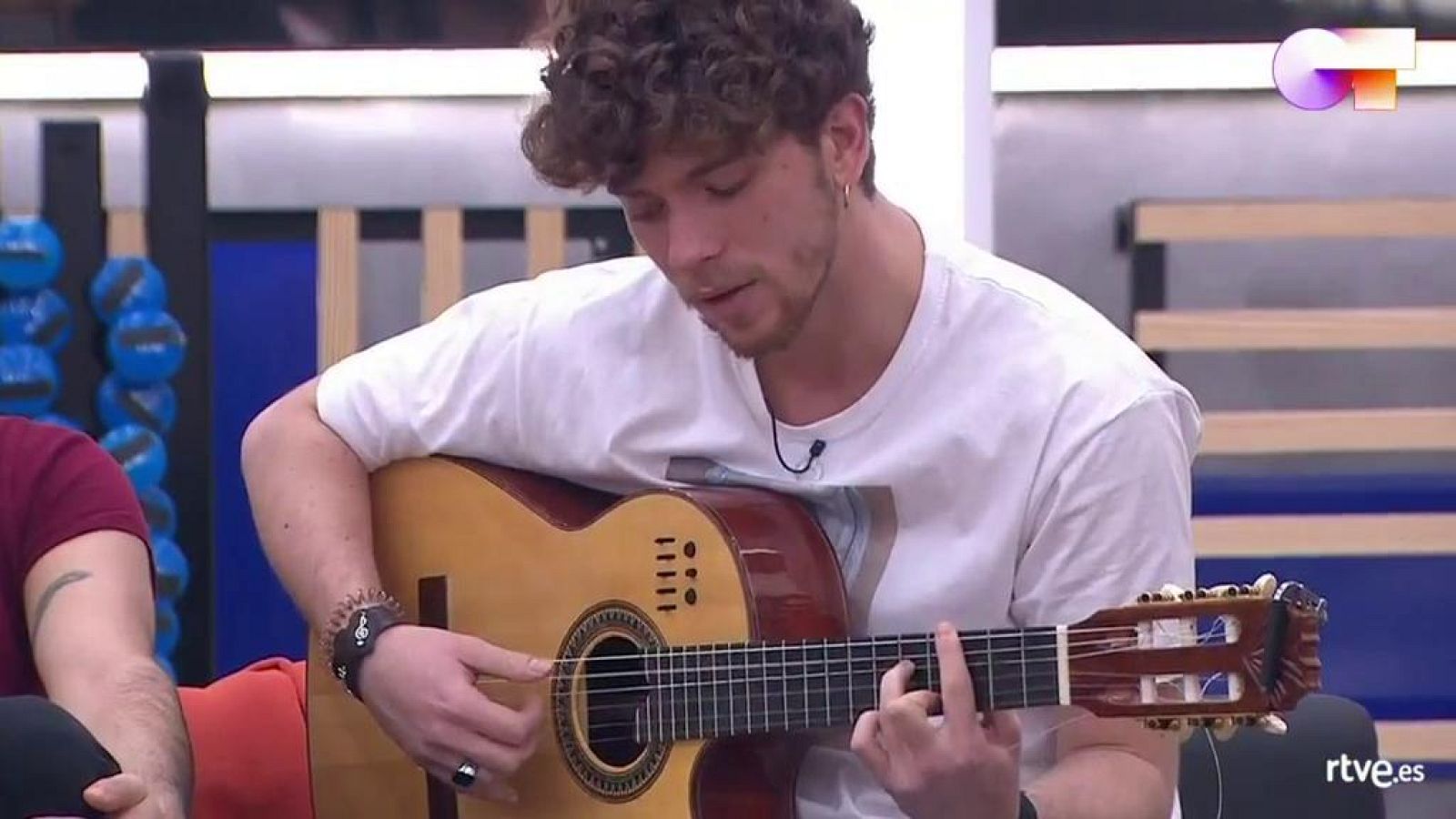 Jesús canta su composición "Coloretes" en la clase de Manu Guix en la Academia de Operación Triunfo 2020