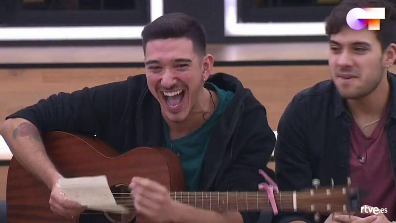 Bruno canta tres canciones propias en clase de composicin con Manu Guix