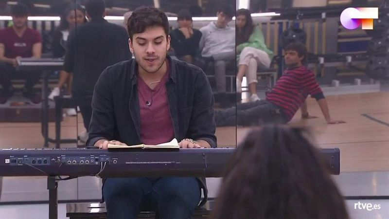 Javy canta un nuevo tema propio en la clase de composicin de Manu Guix