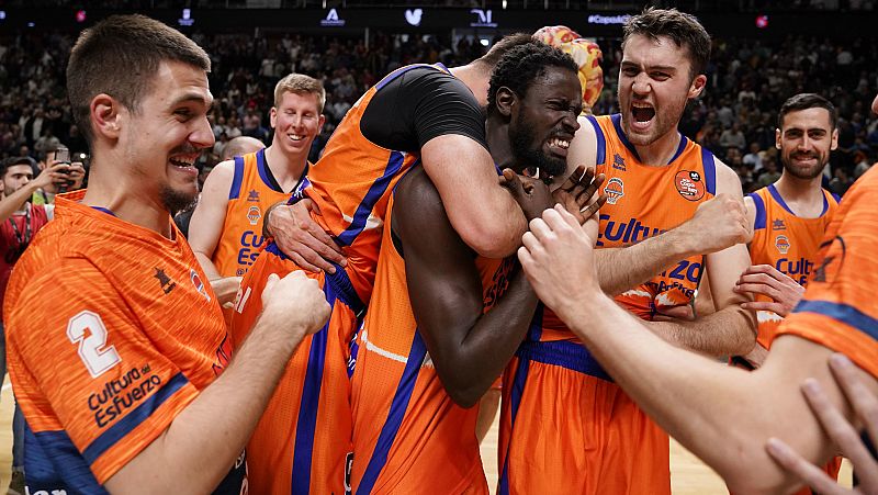 El Valencia Basket elimina al Barça y deja vacante el trono de la Copa del Rey