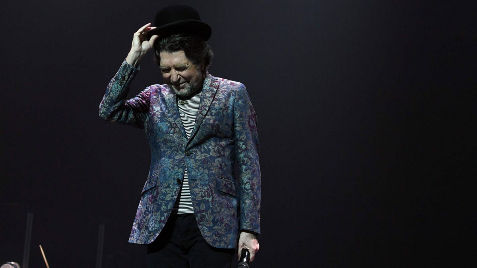 Joaquín Sabina presenta una "evolución favorable" y  permanece en la UCI tras la  operación por un hematoma intracraneal | Ver