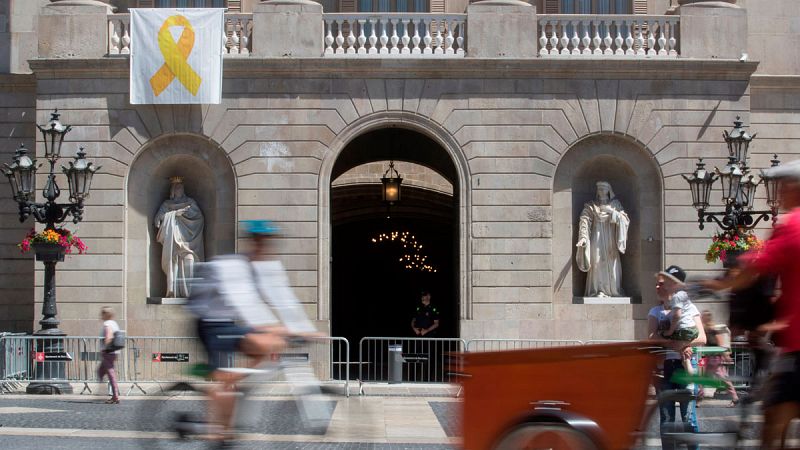 Un juez prohíbe definitivamente al Ayuntamiento de Barcelona colgar en su fachada el lazo amarillo