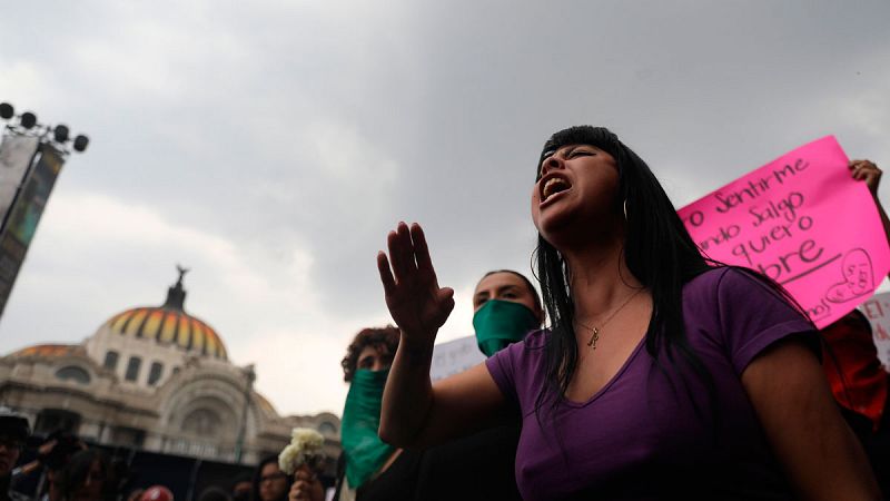Miles de mexicanas se manifiestan ante el Gobierno y los medios de comunicación en una jornada anti feminicidios