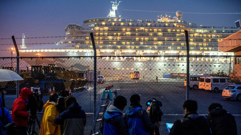 EE.UU. confirma que 14 de los evacuados del crucero en Japón están enfermos de coronavirus