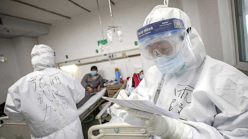China eleva a 1.665 los fallecidos por el coronavirus y la OMS ve "imposible" precedir su avance