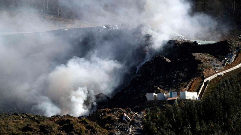 Continúa la búsqueda de los operarios de Zaldibar en plena crisis ambiental y política en Euskadi