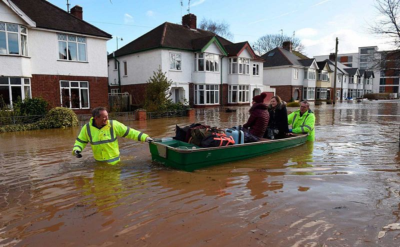 Inundaciones y caos en el transporte del Reino Unido por la tormenta Dennis