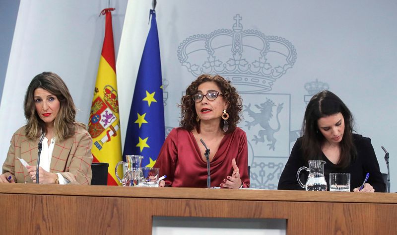 El Gobierno comienza a "desmontar" la reforma laboral del PP al derogar el despido por acumular bajas médicas