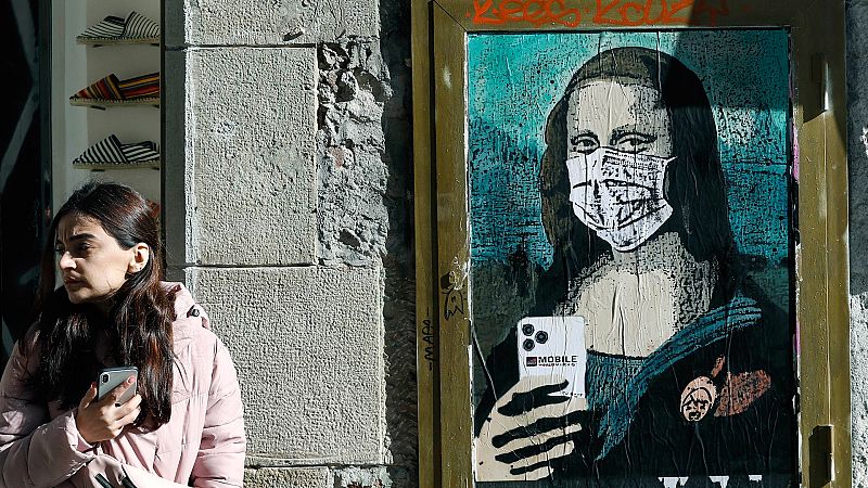 Una Gioconda con mascarilla en Barcelona para reflexionar sobre la cancelación del Mobile World Congress