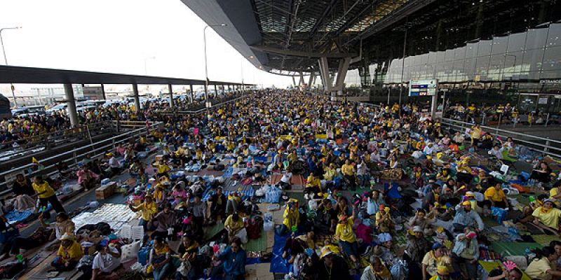 Más de 2.000 opositores obligan a retroceder a la policía en el aeropuerto de Bangkok