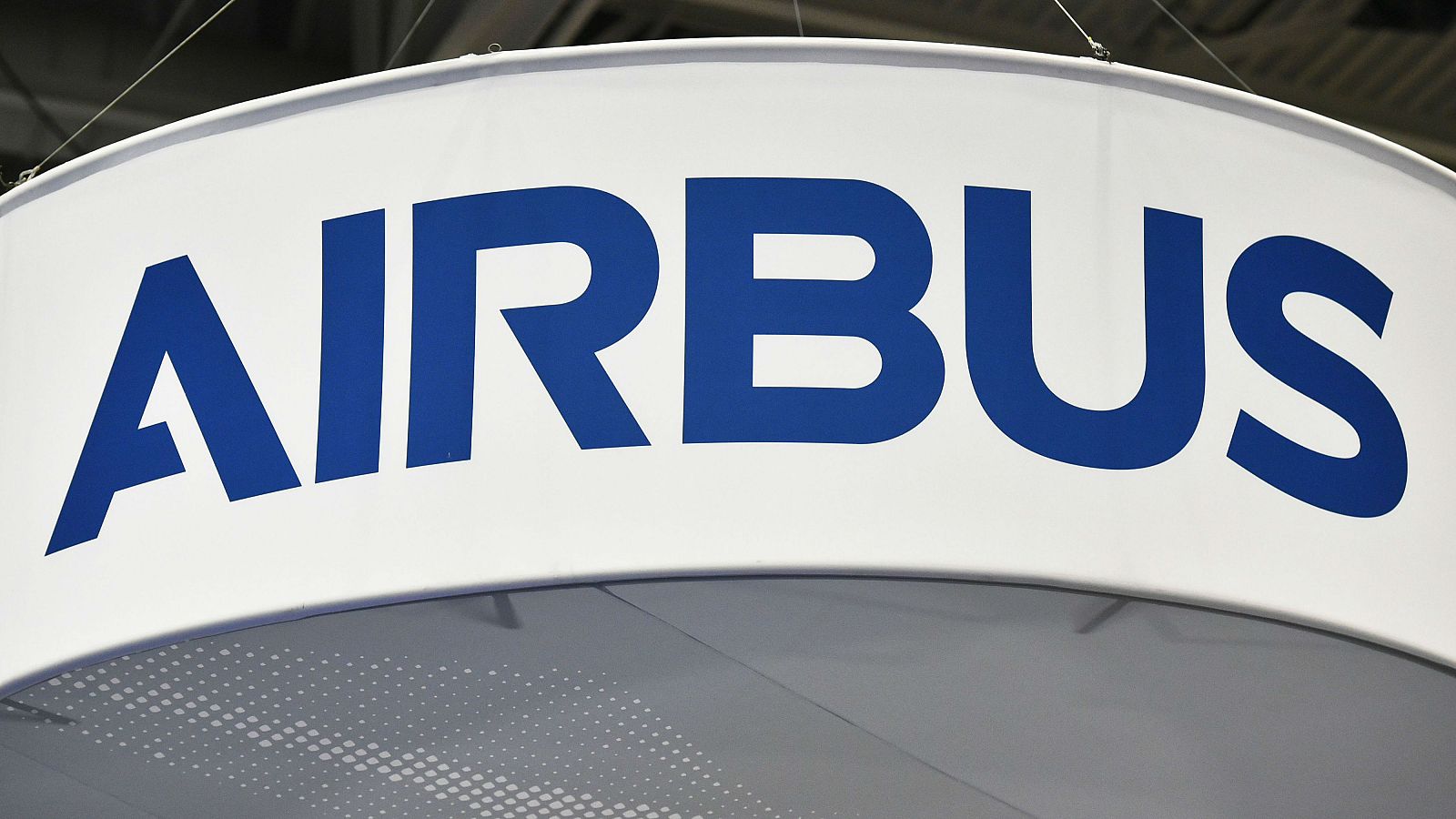 Los sindicatos proponen redistribuir la carga de trabajo en Airbus para evitar despidos - RTVE.es | Ver