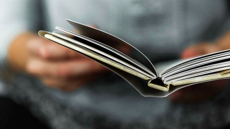 Mujer urbana con más de 55 años y estudios universitarios: el retrato robot del lector frecuente en España