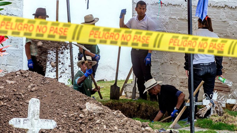 Las autoridades de Colombia exhuman 54 cuerpos de supuestas víctimas de ejecuciones extrajudiciales