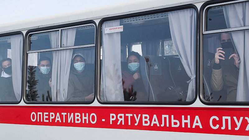 Los habitantes de un pueblo ucraniano reciben a pedradas a los 72 evacuados de Wuhan
