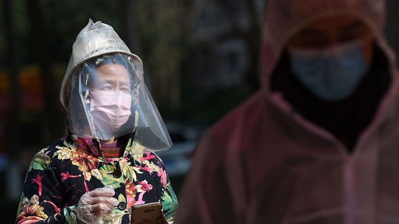 China eleva a 2.345 los muertos y a más de 76.000 los infectados por el coronavirus