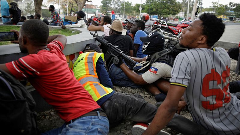 Policías y militares de Haití convierten Puerto Príncipe en una batalla campal