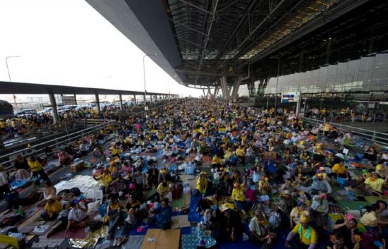 El aeropuerto de Bangkok permanecerá cerrado hasta el lunes y la repatriación se retrasa