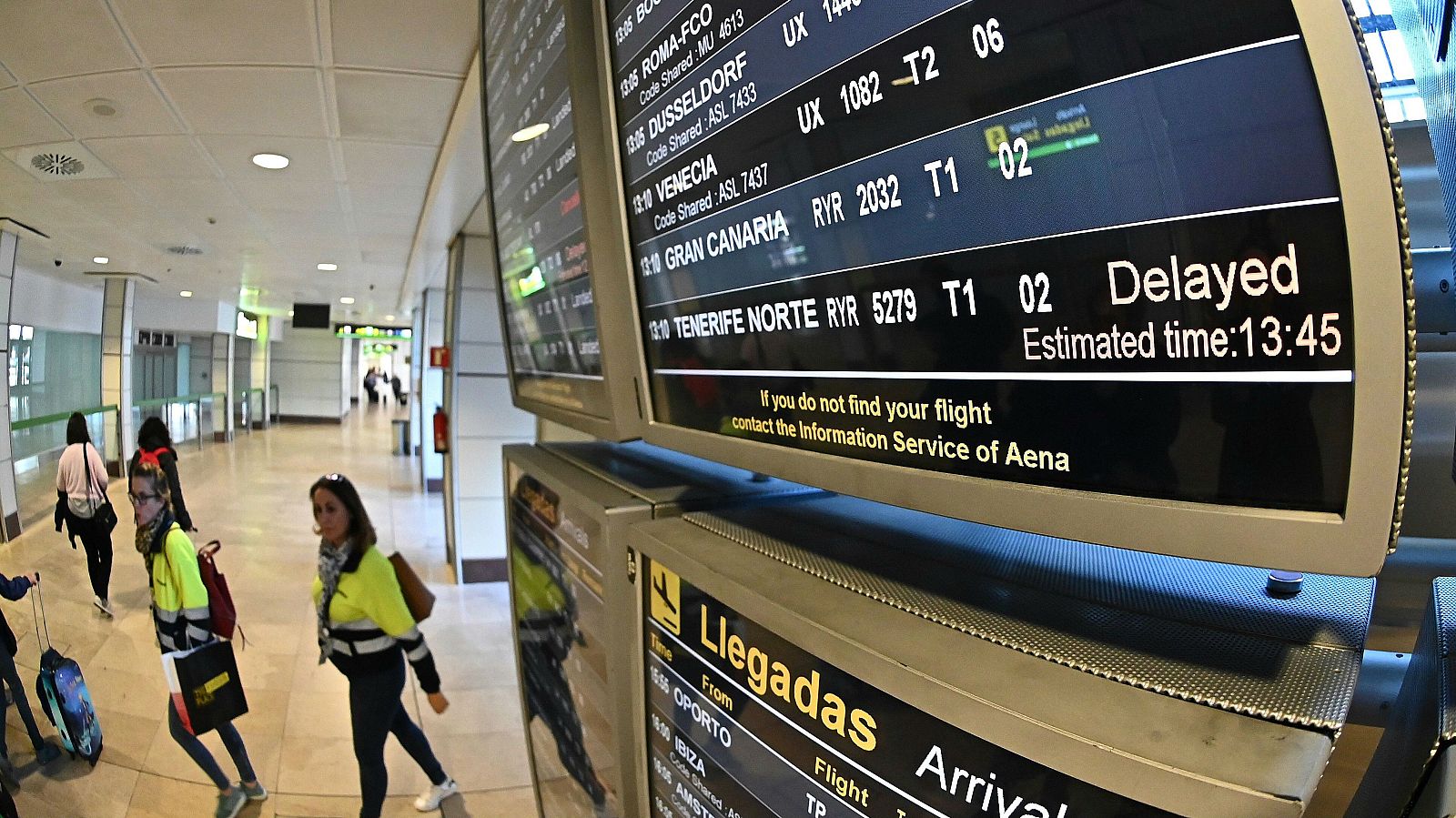 Los aeropuertos de Las Islas Canarias tratan de restablecer la normalidad - RTVE.es | Ver
