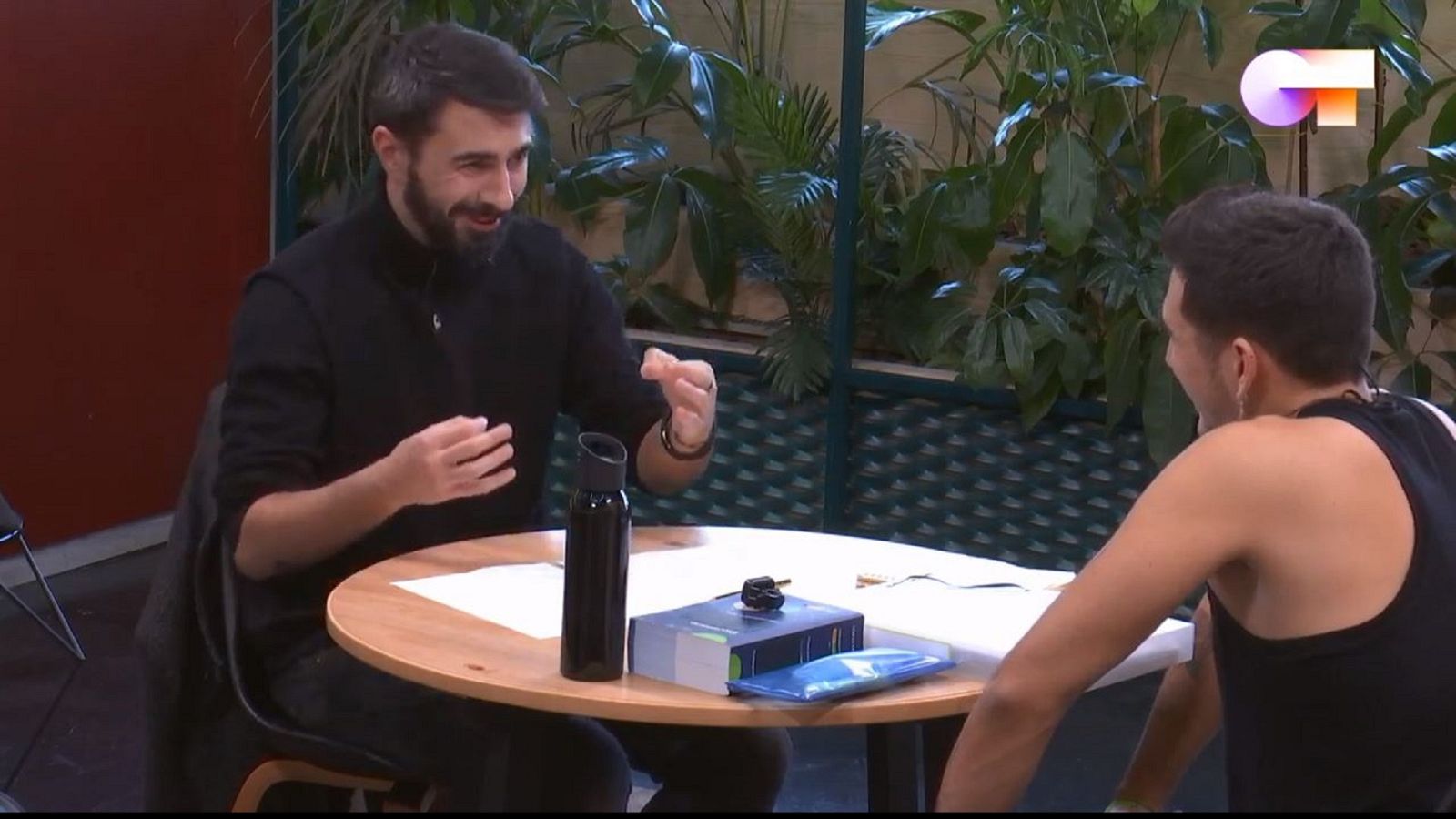 El rapero Rayden ha ido hoy a la Academia para producir la canción "Fugitivos" de Bruno