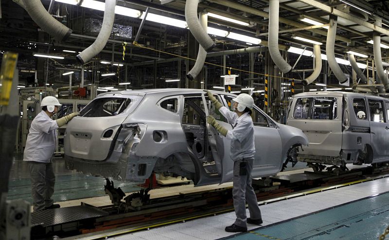 Un millar de trabajadores de Nissan cortan la ronda litoral de Barcelona para exigir un plan de futuro