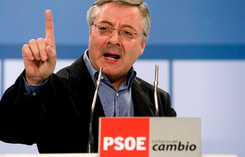 José Blanco asegura que "Aznar está buscando un repuesto a Rajoy"