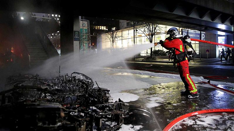 Desalojan parcialmente la estación Gare de Lyon de París por un incendio en las proximidades