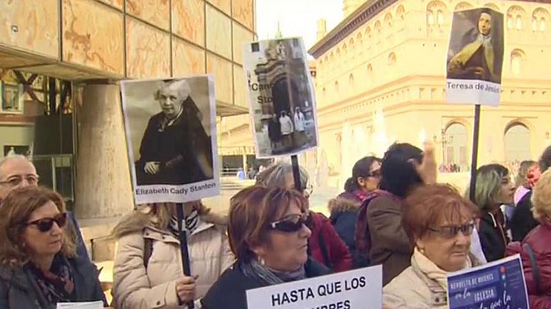 Centenares de mujeres piden frente a La Almudena la igualdad en la Iglesia