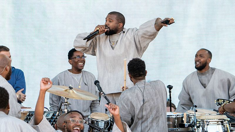 El Sunday Service, la misa góspel de Kanye West en París: ¿La nueva religión del clan Kardashian?