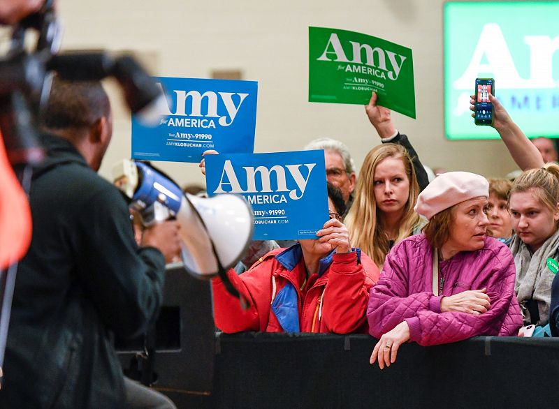 La senadora Amy Klobuchar abandona la carrera presidencial demócrata