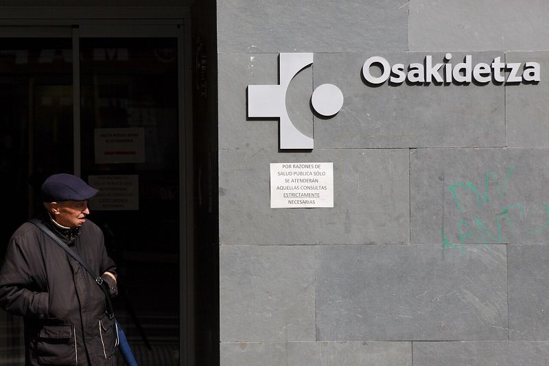 El Gobierno vasco reconoce una falta de sanitarios tras el aislamiento de un centenar por el coronavirus