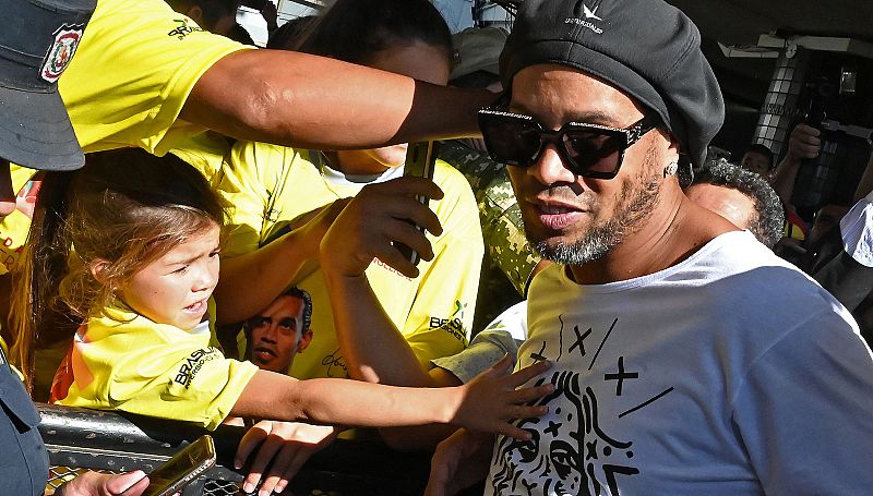 Ronaldinho y su hermano, libres sin cargos tras declarar en Paraguay por sus pasaportes falsos