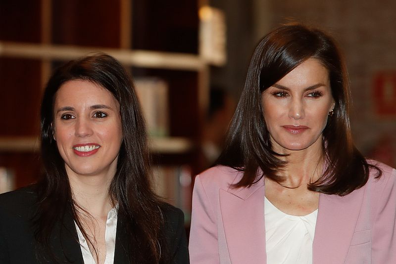La reina Letizia y su traje feminista en su primer acto con Irene Montero