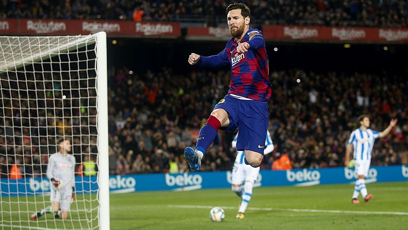 Leo Messi, de penalti, salva la cara ante la Real y acuesta al Barça como líder