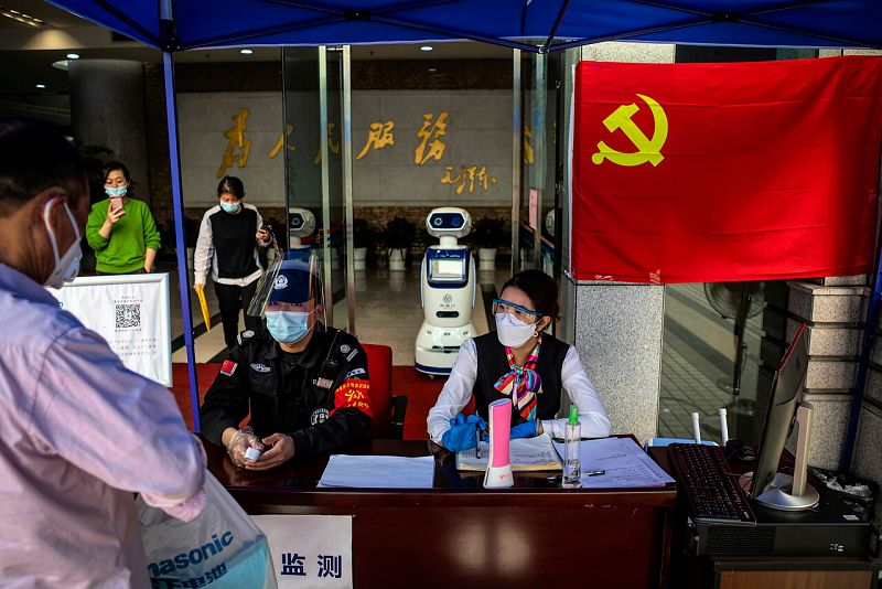 China continúa reduciendo el número de nuevos casos por coronavirus