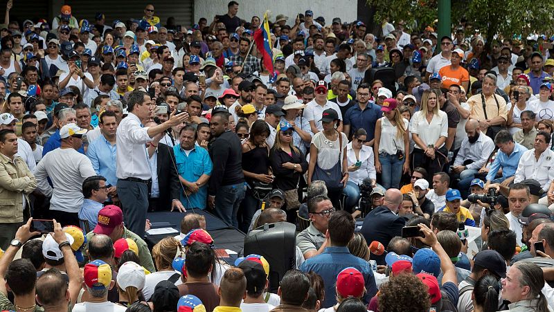 La Policía Nacional Bolivariana dispersa con gases lacrimógenos una marcha encabezada por Guaidó en Caracas