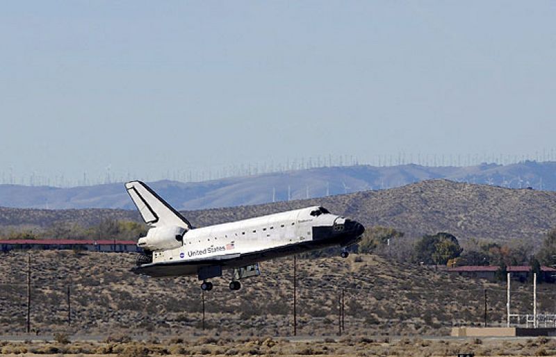 El Endeavour aterriza en California por el mal tiempo en Florida