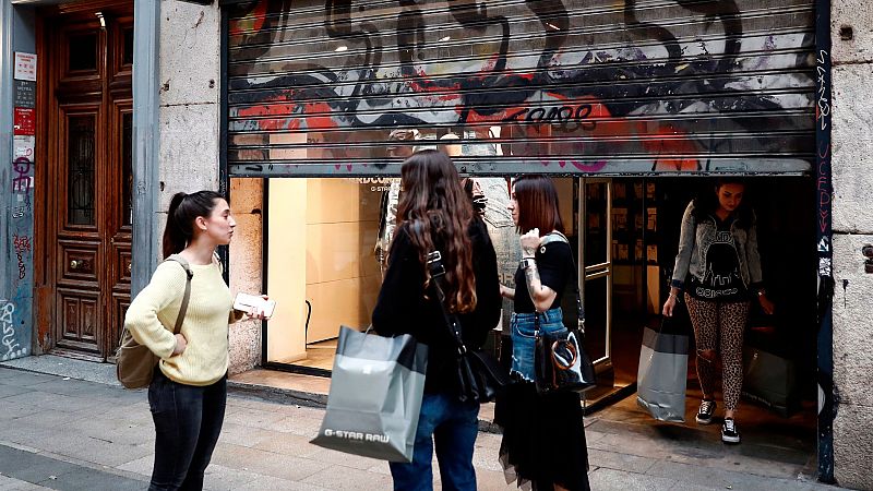 Las Comunidades de Madrid y Galicia ordenan el cierre de todos los comercios salvo supermercados y farmacias