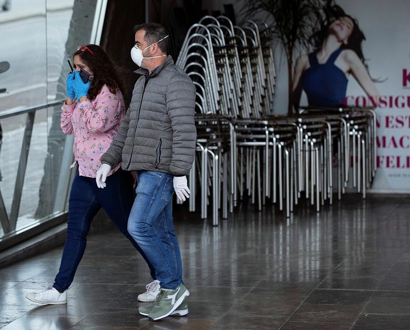 España vive su primera jornada del cierre de comercios con largas colas en los supermercados