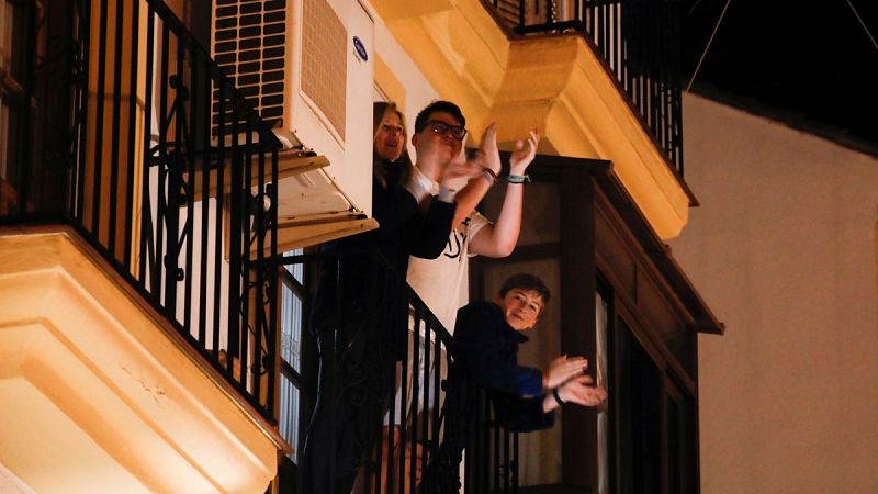Miles de personas en España aplauden desde sus ventanas para decir "gracias" a los sanitarios