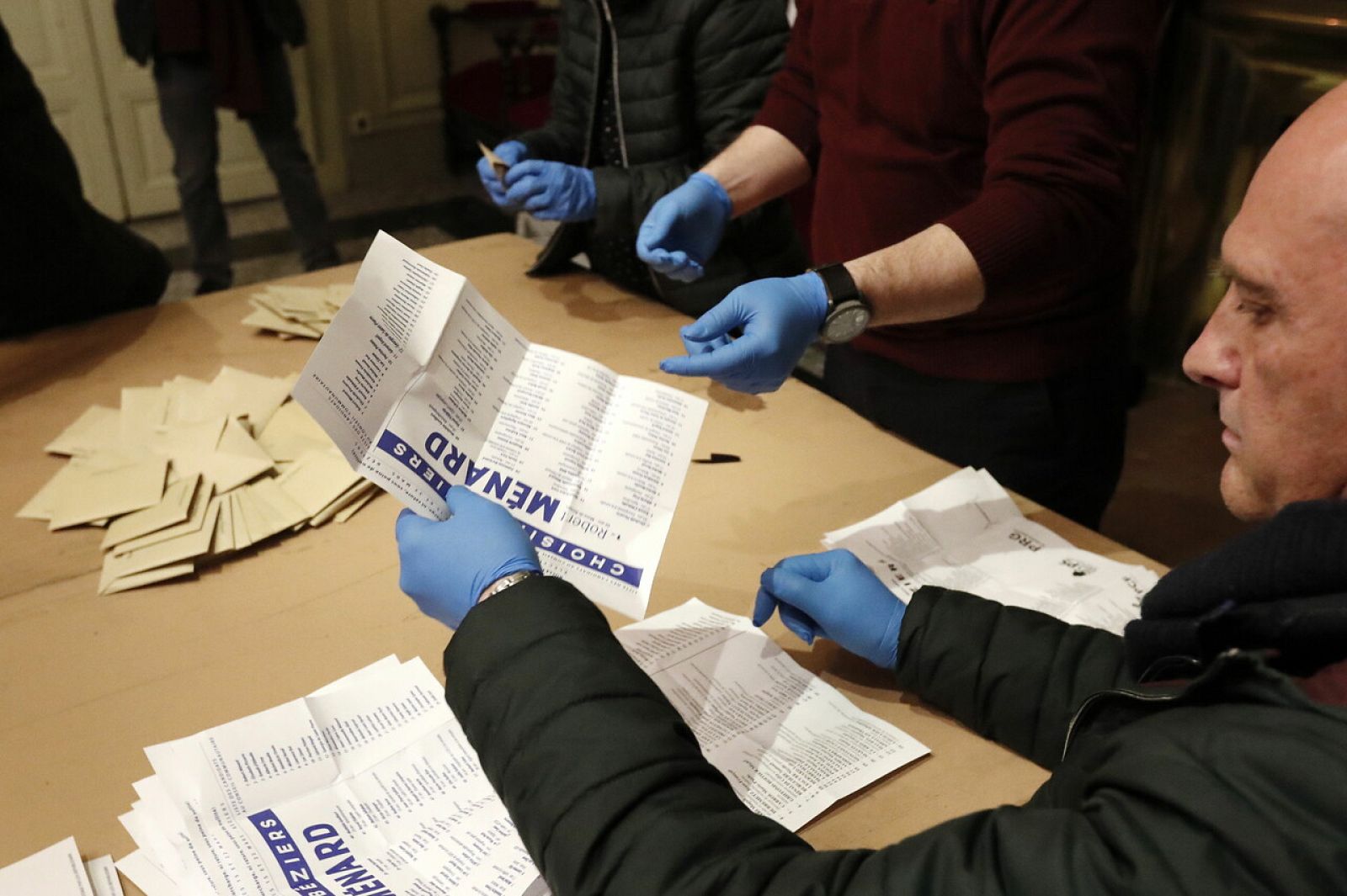 Francia termina sus jornada electoral en alerta 3 y con un nivel récord de abstenciones  - RTVE.es - Telediario 1 | Ver
