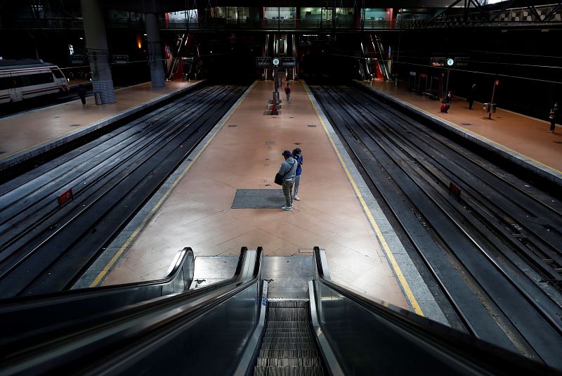 Los viajes en transporte público caen un 75%, pero no se evitan algunas aglomeraciones en hora punta