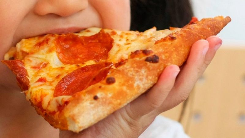 Sanidad autoriza menús de Telepizza para los alumnos con beca comedor en Madrid siempre que "sean saludables"